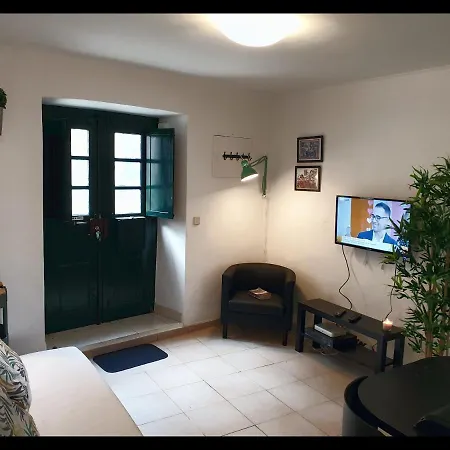 Апартаменты Home4u - Mouraria Typical Neighborhood *